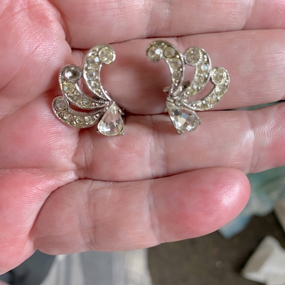VTG SIGNED BOGOFF PEAR WITH WAVE RHINESTONE EARRINGS ABSOLUTELY GORGEOUS CLIP ON - Picture 2 of 3